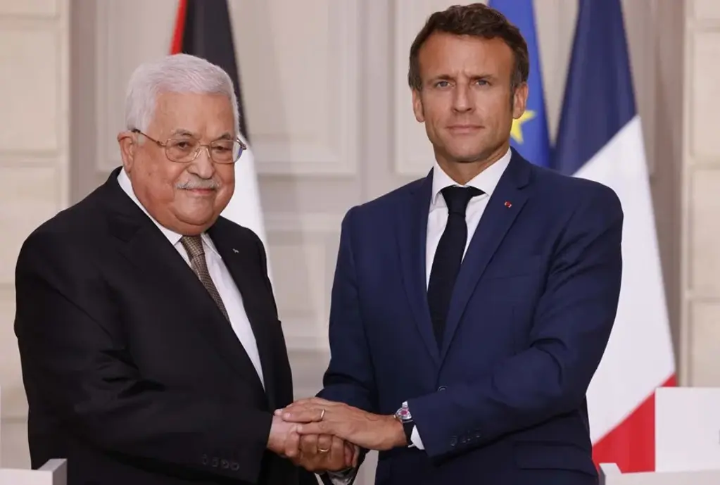 Fotografía de archivo del presidente de Francia, Emmanuel Macro, junto al líder de la Autoridad Palestina, Mahmud Abás. EFE