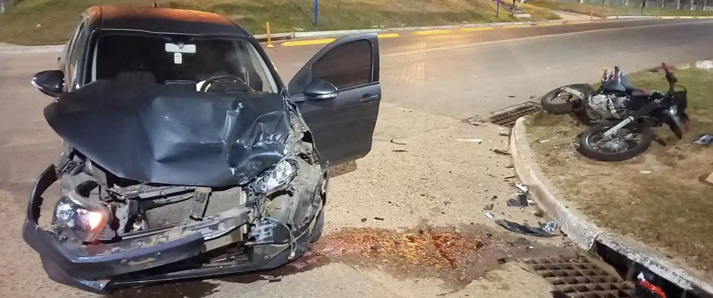 Dos motociclistas hospitalizados tras impactar con un automóvil