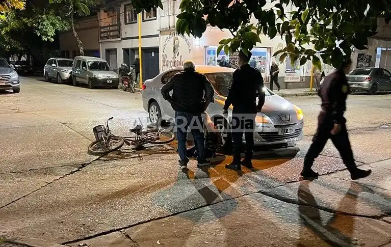 Fuerte siniestro entre una bicicleta y un auto: una mujer fue hospitalizada