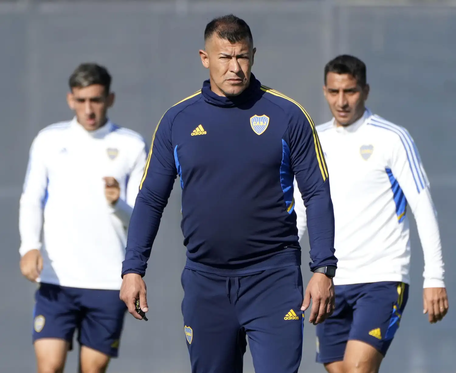 Almirón busca su primer triunfo en el torneo local como DT de Boca.
