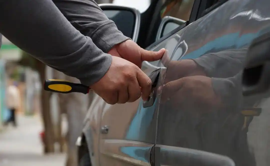 El vehículo tenía las puertas cerradas, pero como una de ellas no trababa bien, la propietaria dejaba las llaves en su interior. Imagen ilustrativa