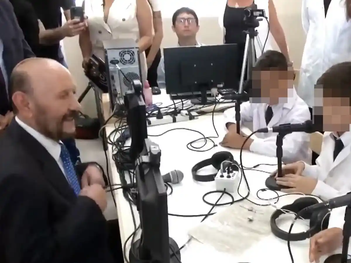 La polémica se originó luego de que se difundiera una entrevista realizada por estudiantes al gobernador durante una recorrida por la escuela.