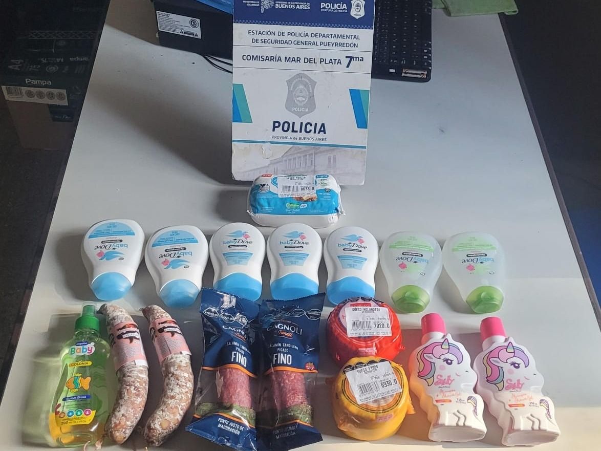 La mujer se había metido estos productos debajo de sus prendas.