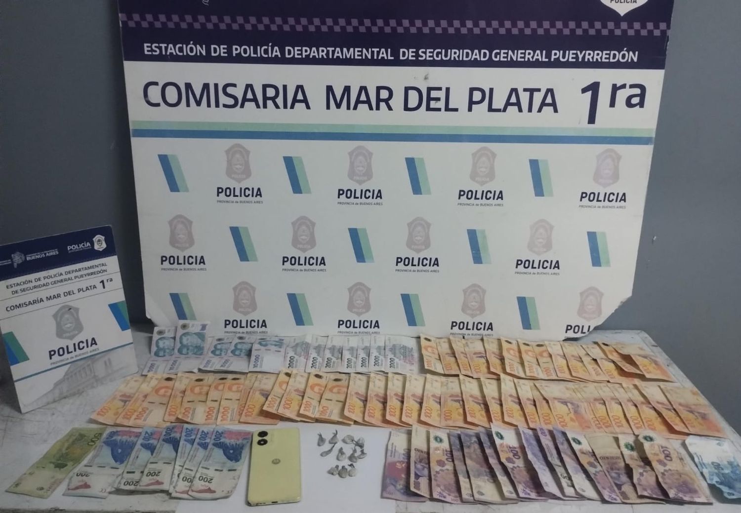 Llegó la policía y descartó 11 envoltorios de cocaína