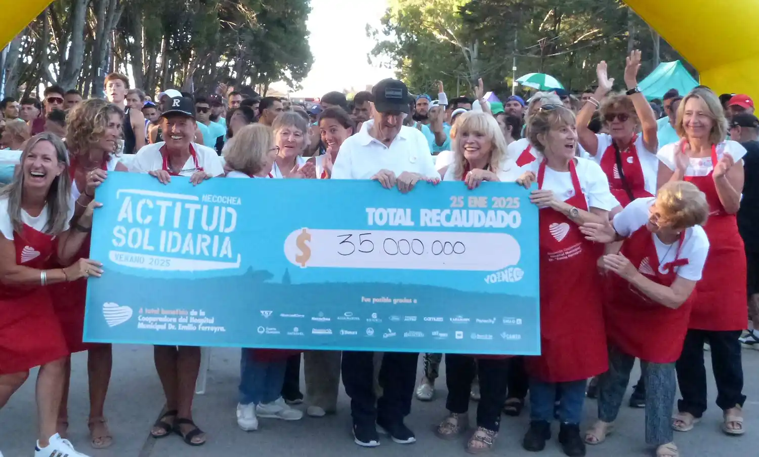 Con el cheque. Integrantes de la Cooperadora al momento de conocer el total de lo recaudado