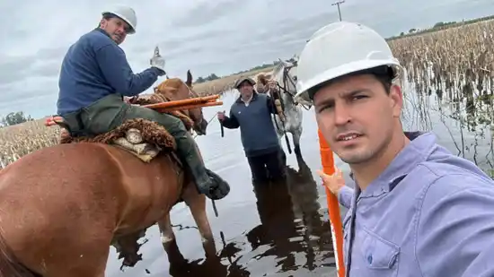 Inundaciones en Carlos Casares: empleados de EDEN llegan a caballo para restablecer el servicio eléctrico