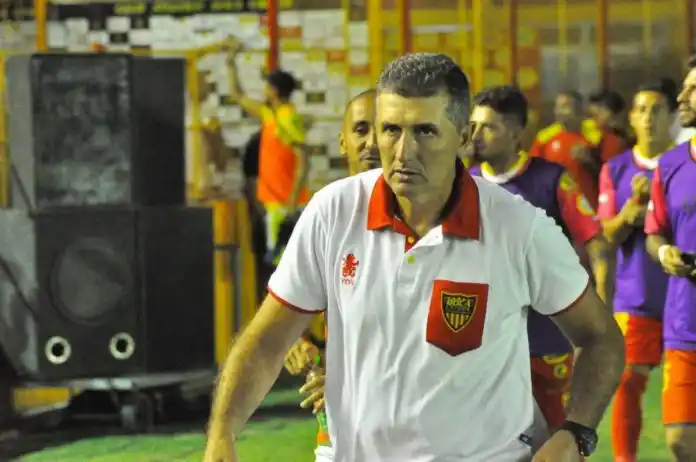 Más candidatos para dirigir a Santamarina