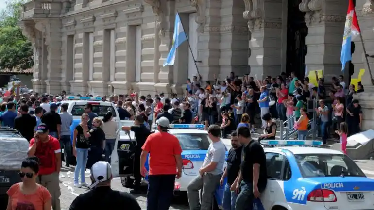 Hubo acuerdo en Santa Fe y la policía volverá a patrullar las calles