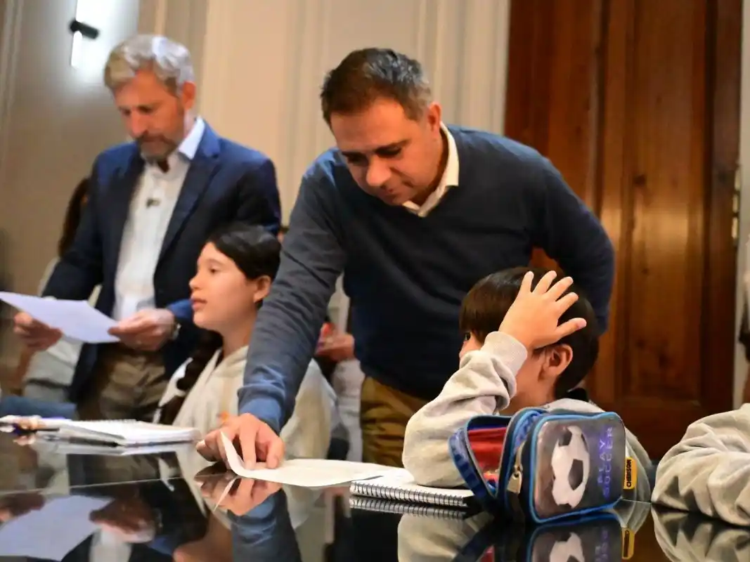 Estudiantes del Colegio La Salle visitaron el Palacio Municipal y se encontraron con el Gobernador y el Intendente