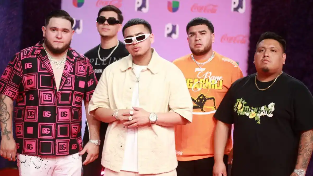 Balean vehículo donde iba la banda Fuerza Regida en México y matan a un escolta