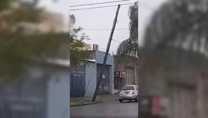 Poste inclinado en calle Salta: “Un peligro”