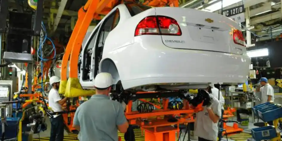 Se desplomaron la producción y exportación de autos en enero