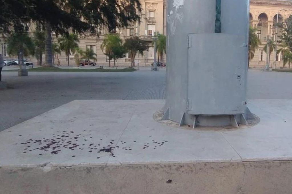 Santa Fe: un policía sufrió la amputación de dos dedos de la mano tras izar la bandera en Plaza de Mayo