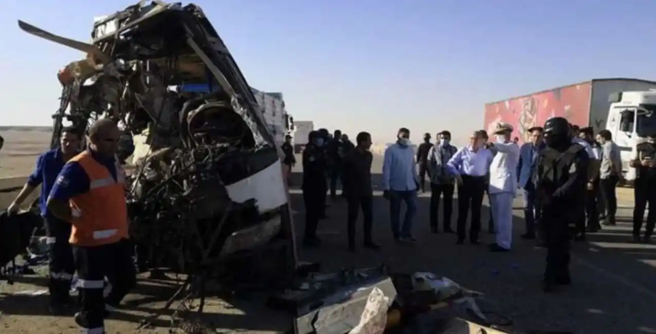 Egipto: estalló un ómnibus contra un camión y fallecieron 25 personas