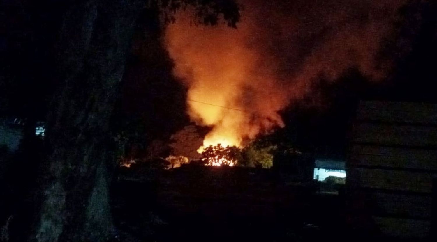 Joven que intentó prenderse fuego, terminó incendiando dos casas de madera