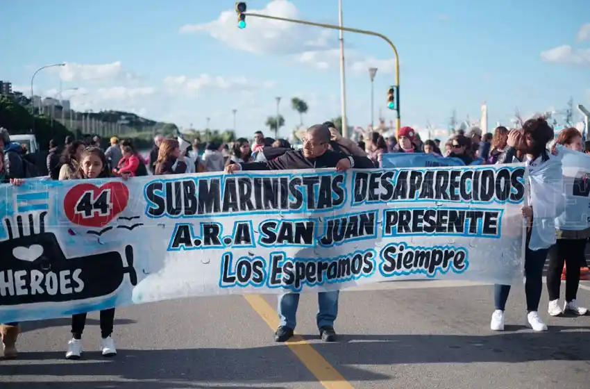 "La reconversión de la Armada empieza buscando al submarino"