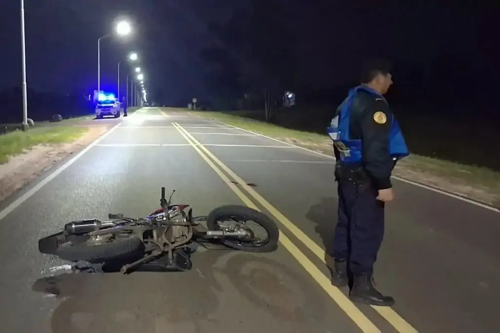 Corría picadas en moto, quiso escapar de un control, se cayó y ahora está grave