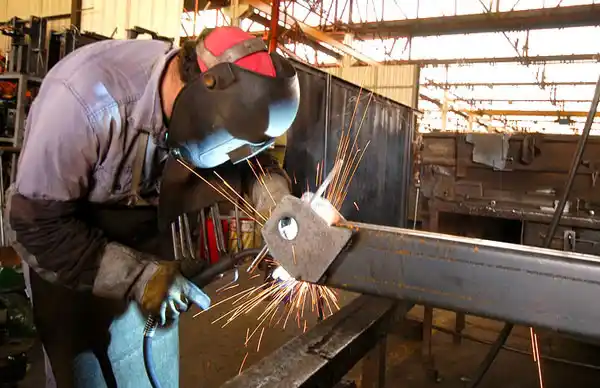 La actividad industrial retrocedió en mayo 26,4% interanual y se recuperó 9% en relación con abril