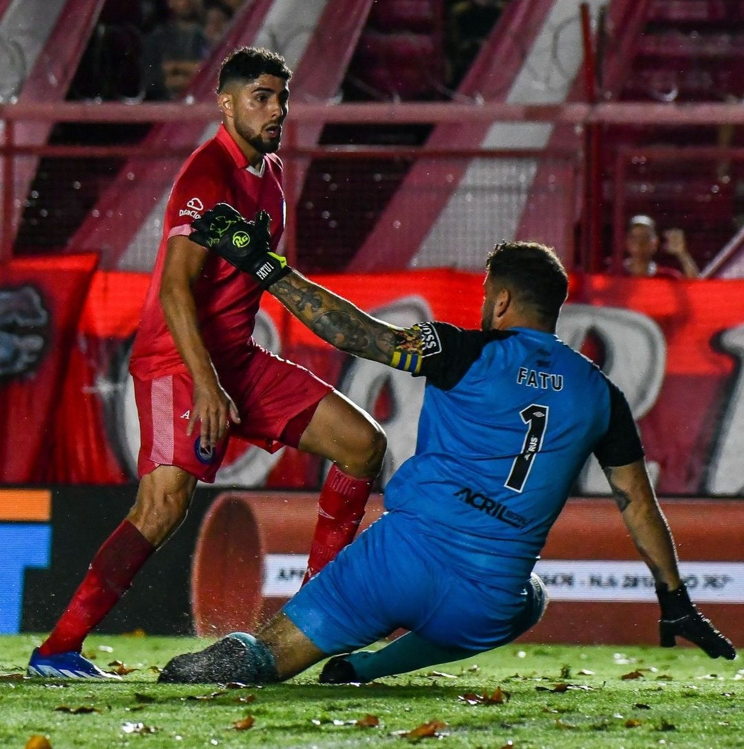 Romero y Brown en el último duelo entre Argentinos Juniors y Rosario Central.