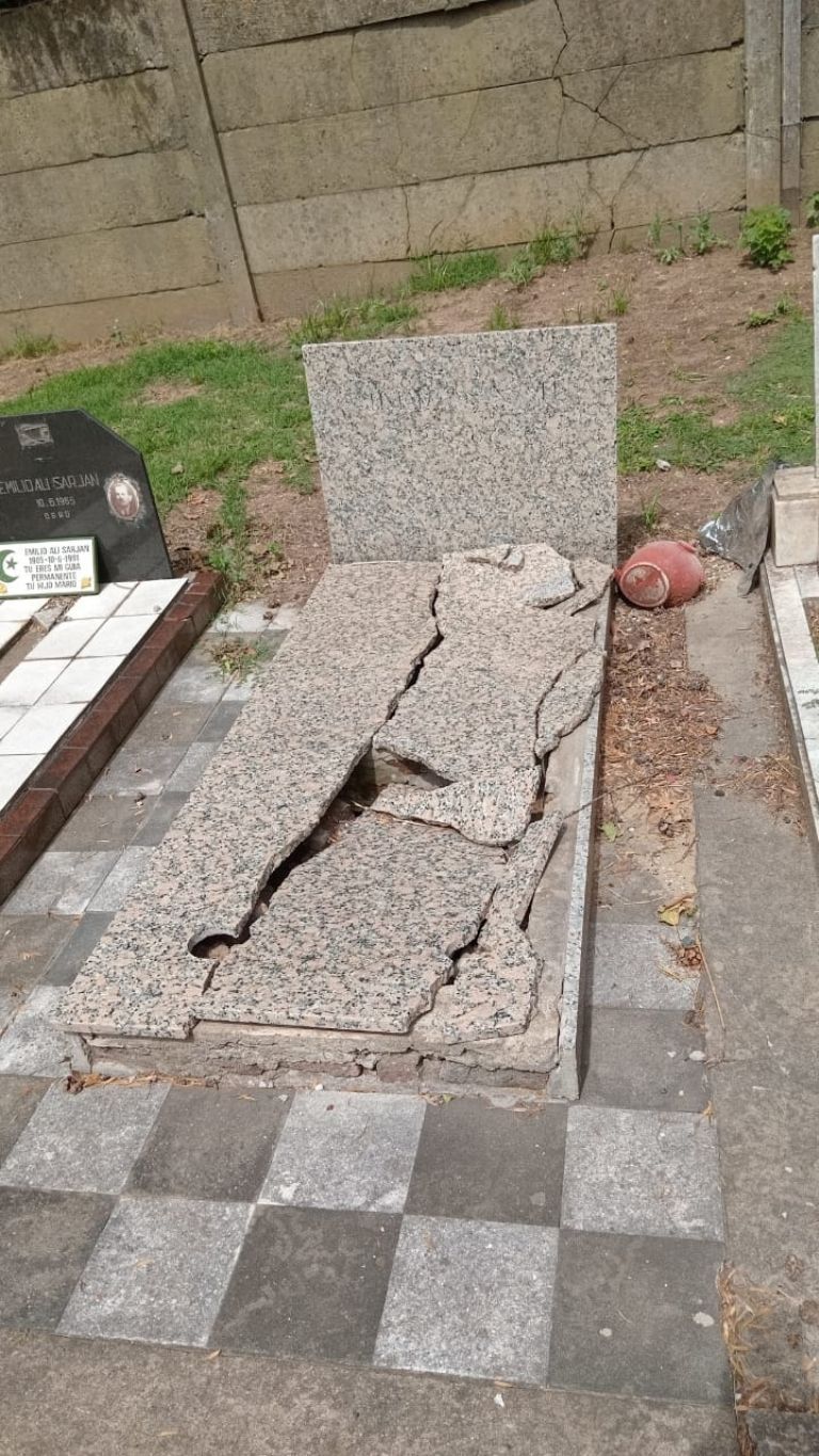 tumba profanada