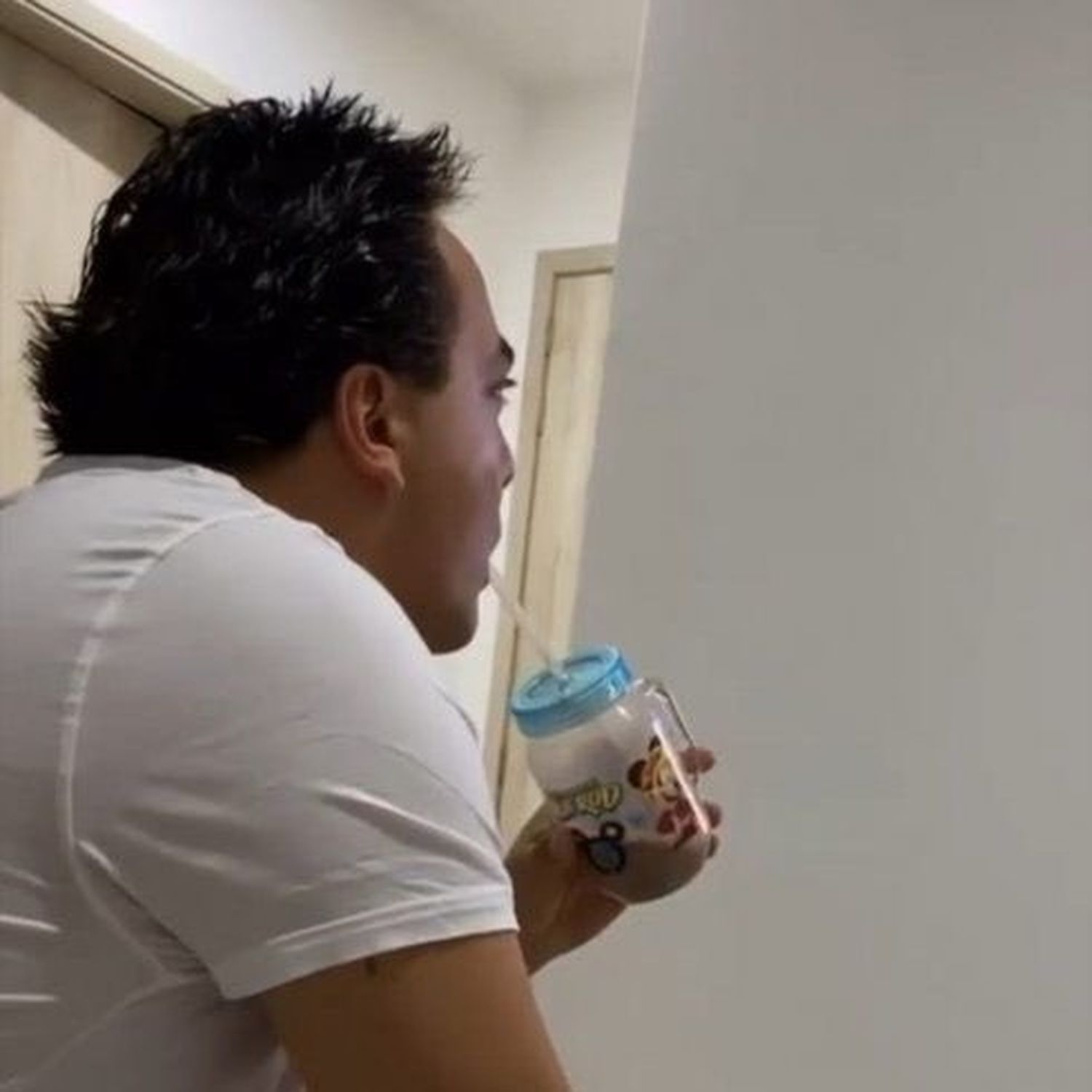 "Sigo tomando la mema, no quiero crecer", la insólita confesión de un famoso cantante mexicano