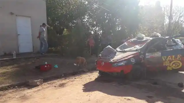 Probaban el auto para el Rally pero un caballo suelto generó peligroso vuelco