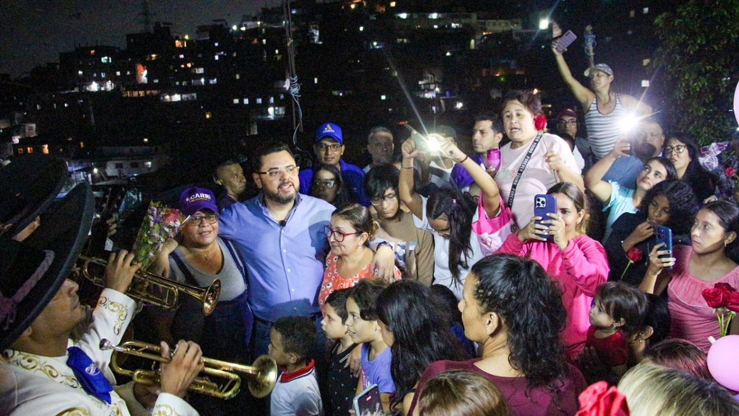 Antonio ECARRI PROMETE EMPODERAR a las mujeres: «son el reflejo del país que quiere cambio»