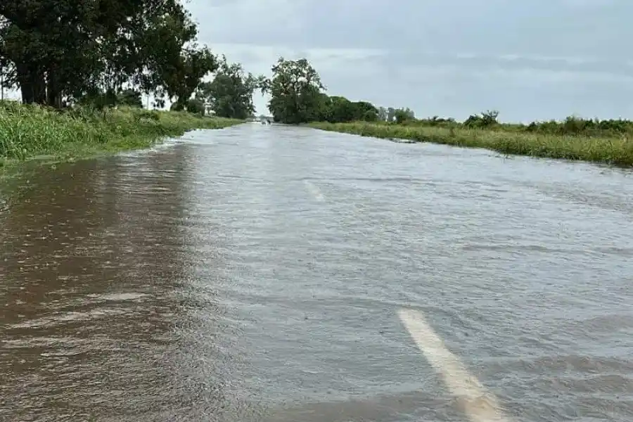 RN 11: varios tramos se encuentran cortados por agua sobre la calzada 
