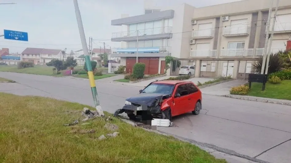 Perdió el control del auto y chocó contra una columna de alumbrado