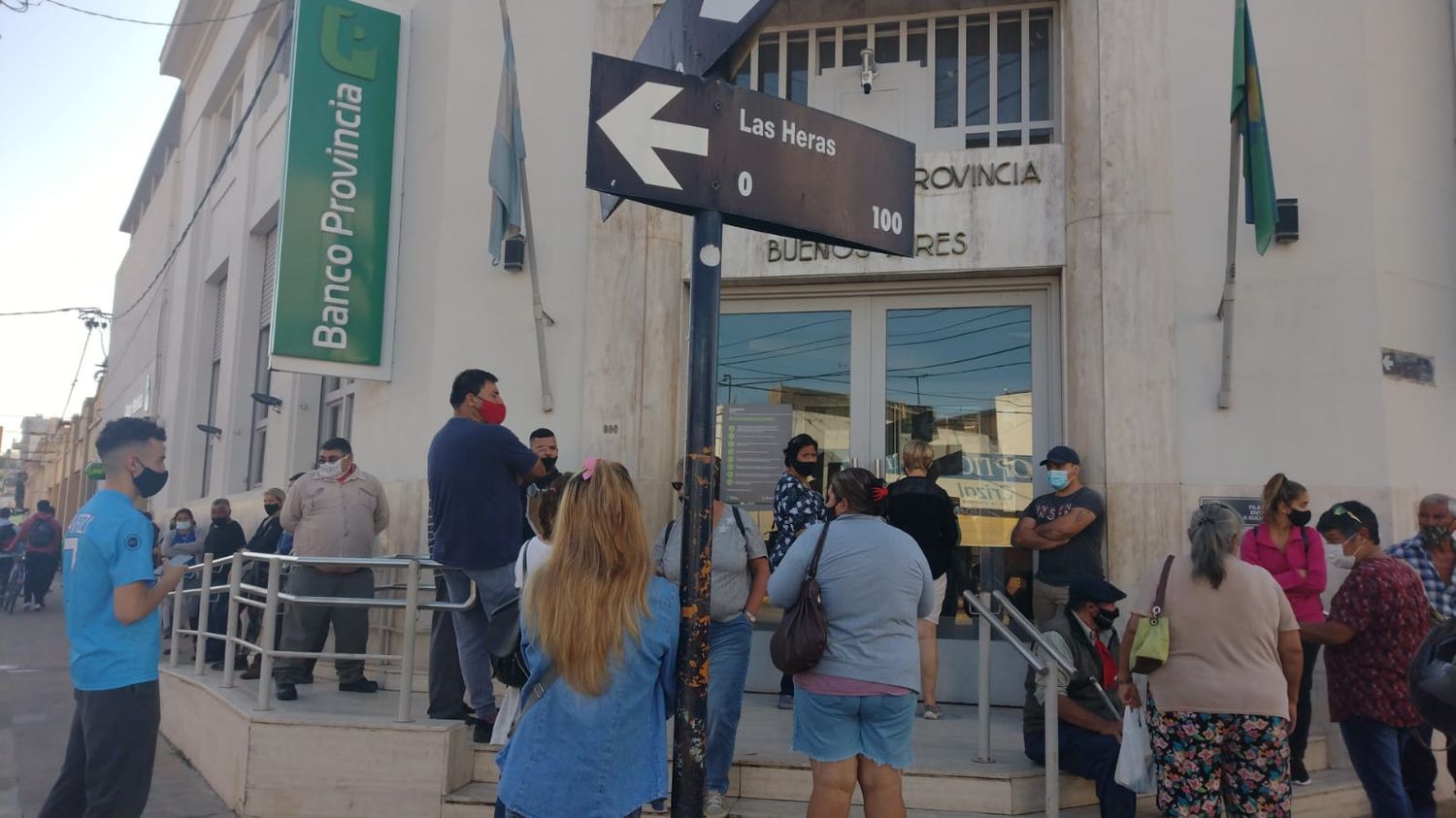 Los bancos volvieron a su horario habitual y hubo sorpresas entre usuarios que tenían turno