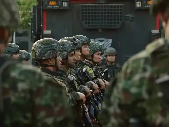 Petro explica con peras y manzanas la militarización conjunta de la frontera