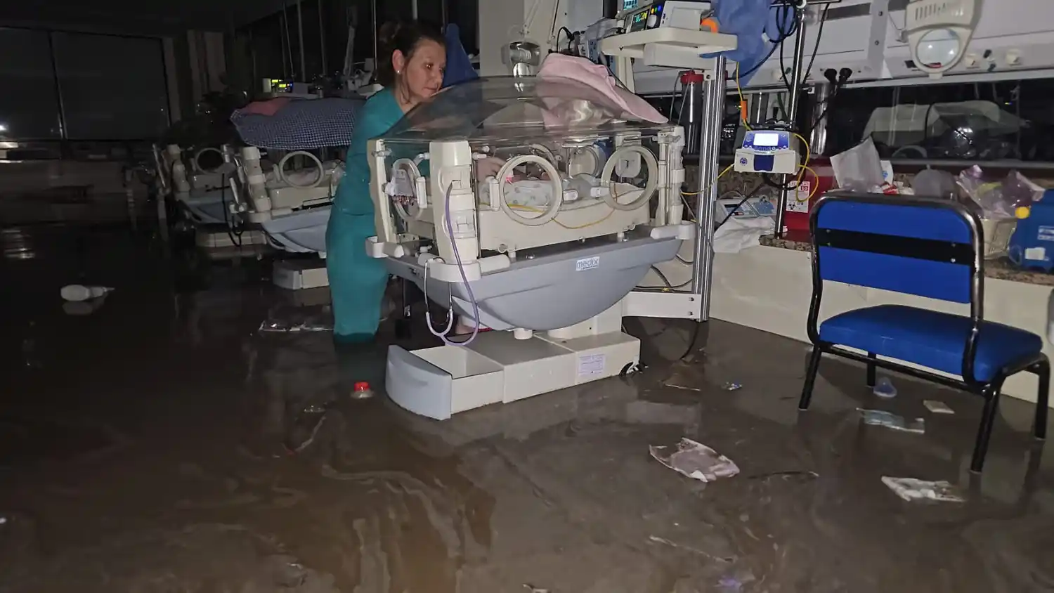 El área de Neonatología del Penna, inundada este viernes 7 de marzo. (X @mariaeva40451)