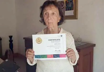 Orgullosa. Muestra el certificado enviado desde la NASA, por el curso Ciencia Abierta