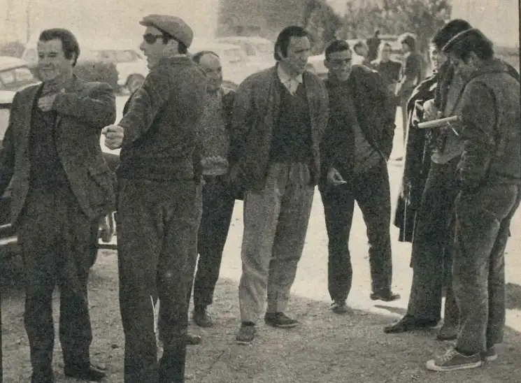 Dinelli, de pie en el centro con camisa. A su lado, los sacerdotes Carlos Mugica y Luis Farinello, entre otros. Carlos Paz, 1971.