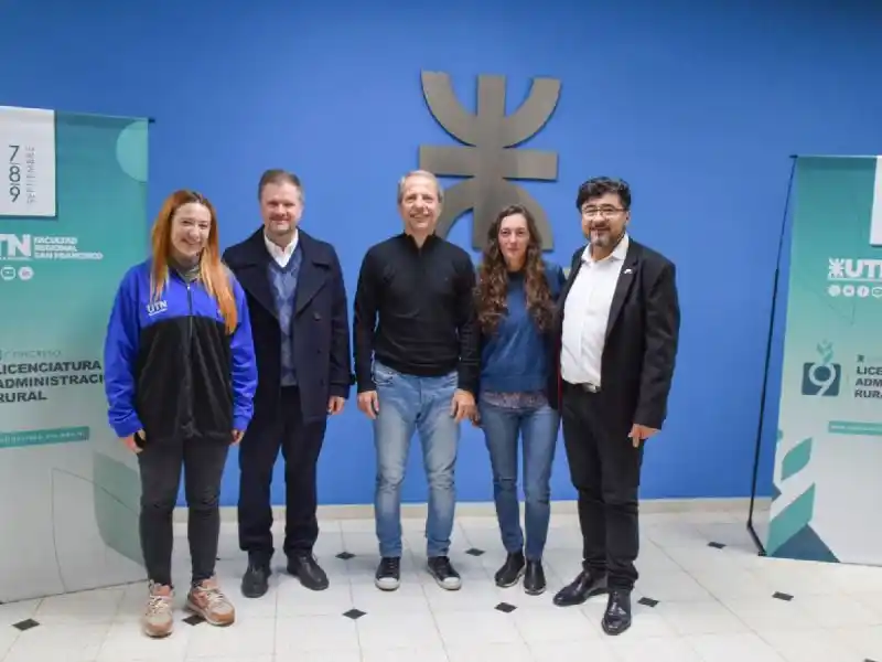 El intendente de San Francisco Damián Bernarte junto a autoridades de la UTN