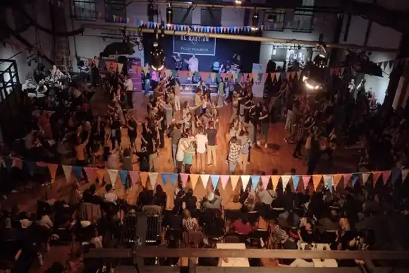 El público llenó La Vieja Usina para disfrutar de un encuentro de peña