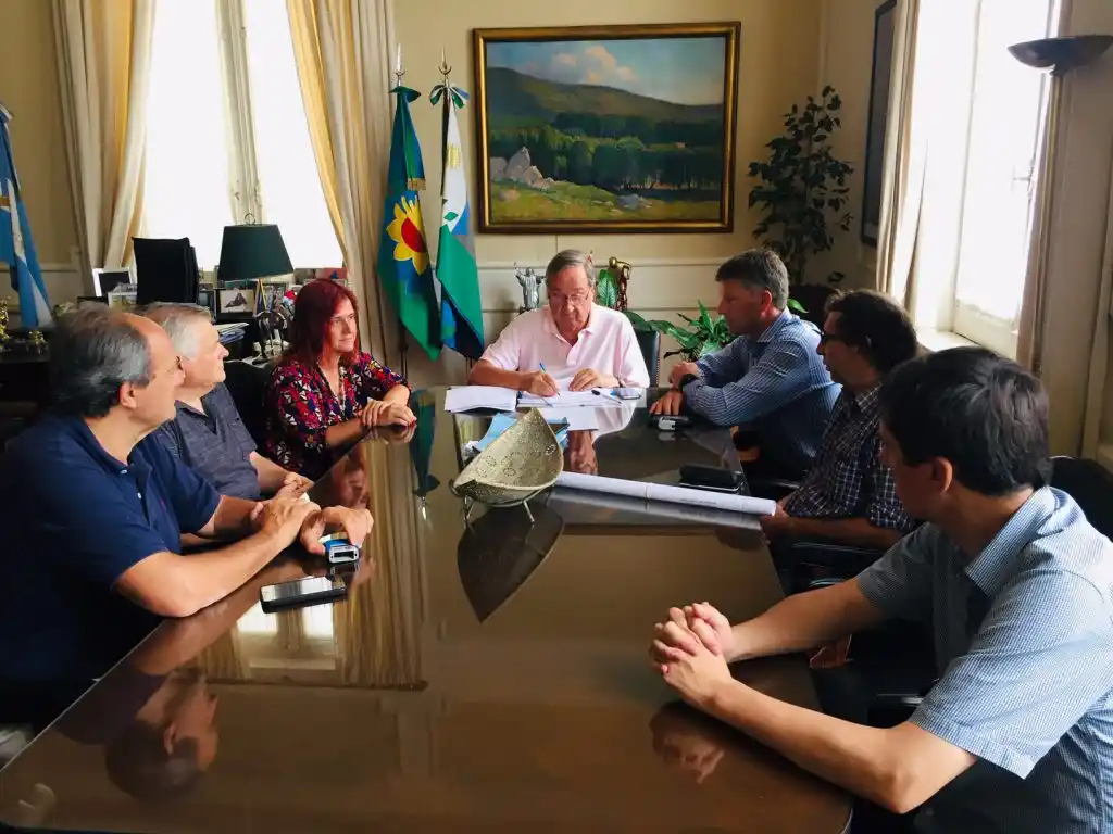 El Intendente firmó el contrato para  iniciar una nueva etapa de la obra la escuela 8