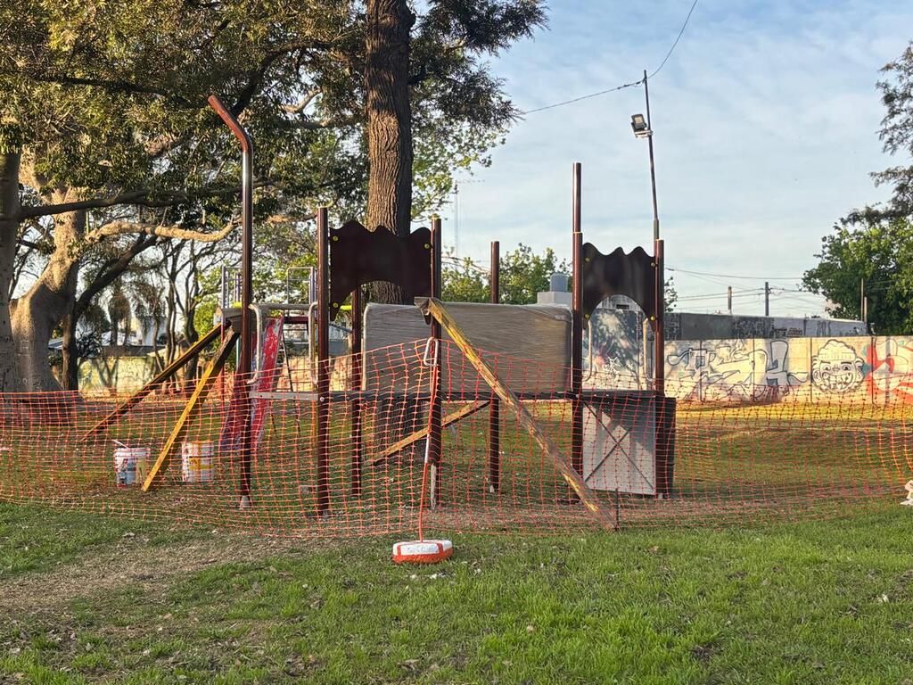 Instalan un nuevo juego infantil en el espacio público de Avenida Santa Fe y J. Alvarez