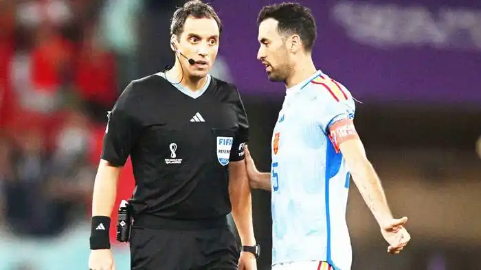 Rapallini completó su tercer partido en el Mundial con apenas dos tarjetas amarillas