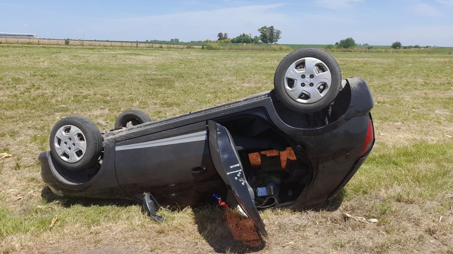 Una mujer fue hospitalizada tras volcar con su auto