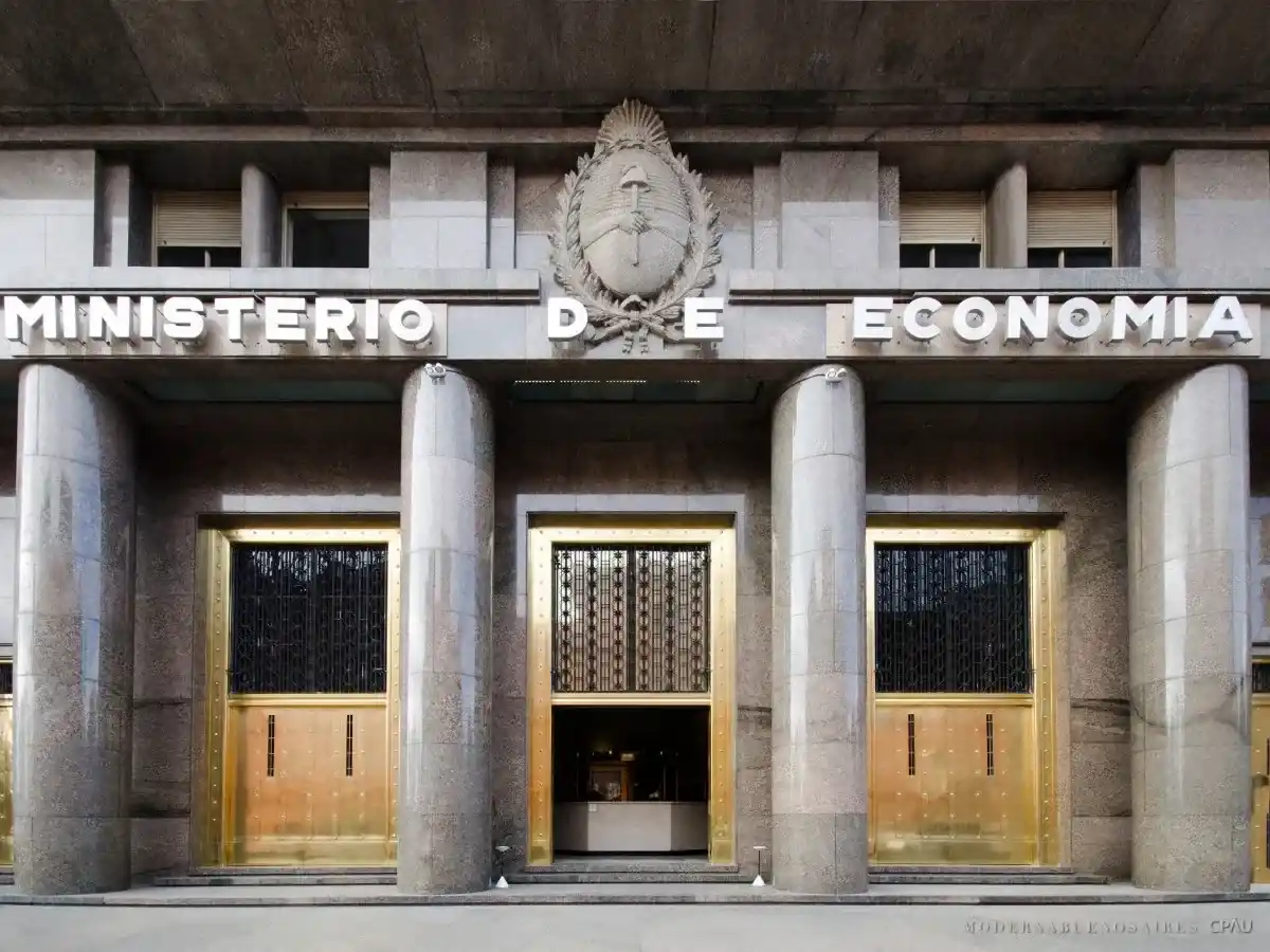 El Gobierno busca cerrar préstamos por USD 5.000 millones con bancos internacionales antes de agosto