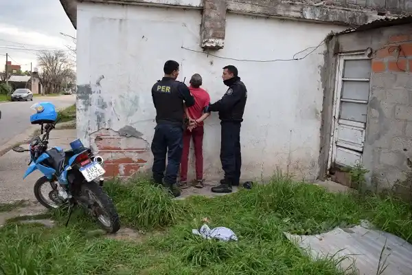 Violó una restricción y agredió con una tijera al policía en su detención