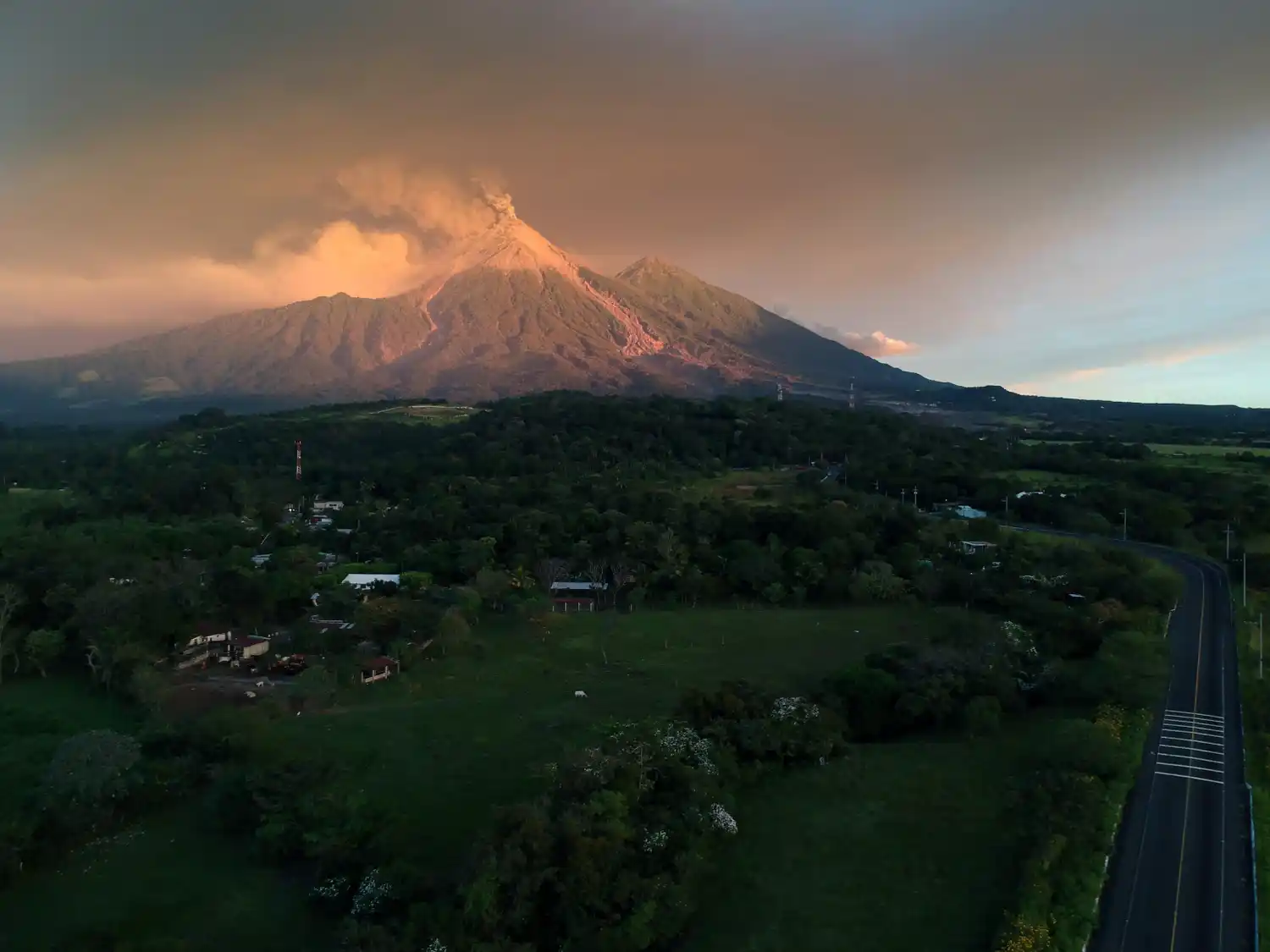 Miles de evacuados por otra erupción del volcán de Fuego
