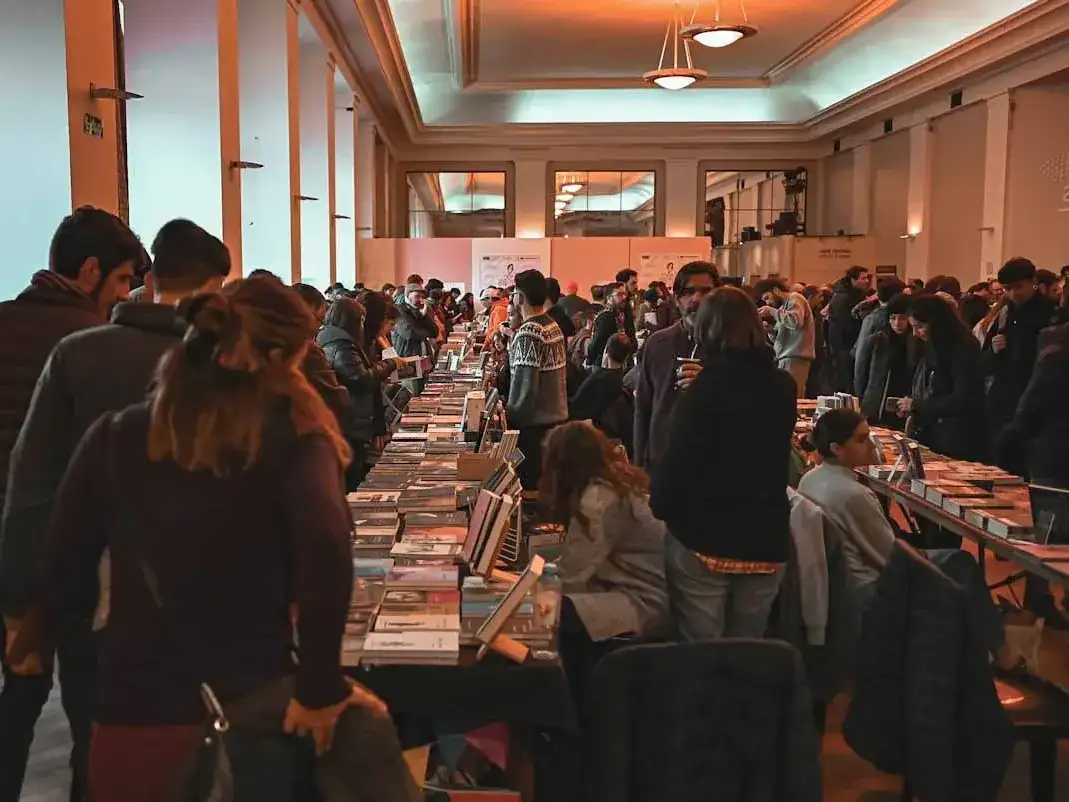 Esteban Prado es uno de los organizadores de la Feria Invierno, un evento que congrega a libreros e ilustradores independientes.
