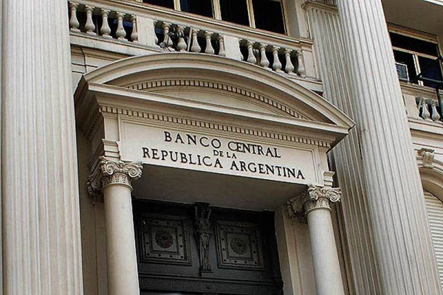 Los bancos piden reabrir al público en los próximos días