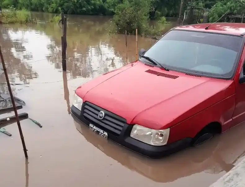 Desbordó un arroyo y hay más de 100 evacuados