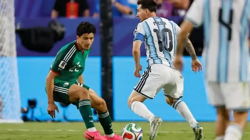 Al borde de cumplir 39 años, Lionel Messi fue la gran figura de Argentina en la victoria ante Argelia. Foto:EFE