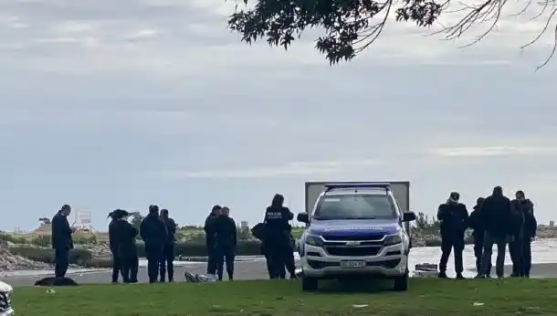 Encontraron el cadáver de un hombre maniatado a orillas del río e investigan las causas de muerte