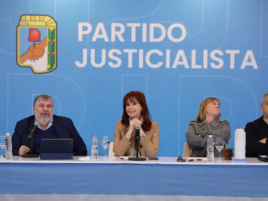 En tanto, la CGT decidió acompañar la convocatoria, aunque sin concretar un paro general.