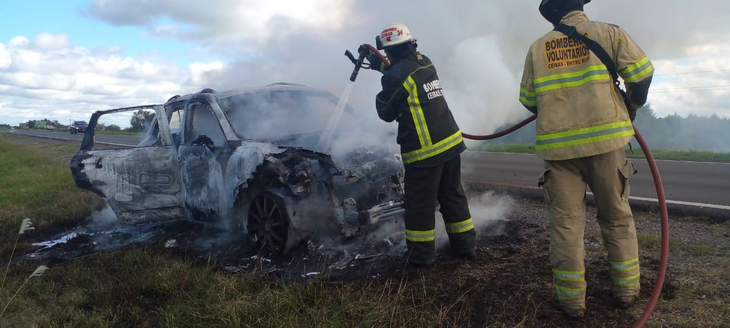 Se incendió un auto de alta gama en la Autovía N°12